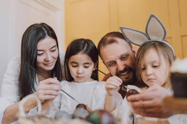 Parents and daughters decorating Easter eggs at home model released, Symbolfoto property released, VBUF00302
