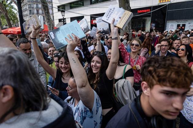 April 23, 2023, Barcelona, Catalonia, Spain: A crowd of people raises their books while waiting for the author to sign them during the day of Sant Jordi . Every 23rd of April, Catalonia celebrates one of the most important traditions of the territory, the day of Sant Jordi . On this day Catalonian people exchange books and roses with their loved ones. Love and literature are celebrated throughout Catalonia. Barcelona Spain - ZUMAs197 20230423_zaa_s197_350 Copyright: xAxelxMirandax