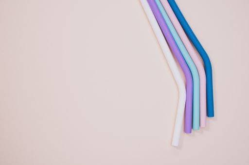 A colorful reusable straws isolated on a pink background with free space for text *** einer farbenfroh Mehrweg Strohhalme isoliert am einer Rosa Hintergrund mit Freien Weltraum für Textes 2592481