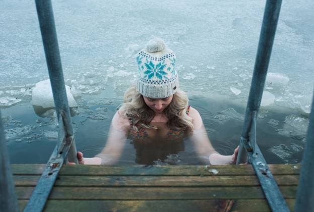 Creative Highlights Symbolbilder woman cold water swimming in the frozen Baltic Sea Stockholm, Stockholm County, Sweden CR_RABE230422-1168611-01 ,model released, Symbolfoto