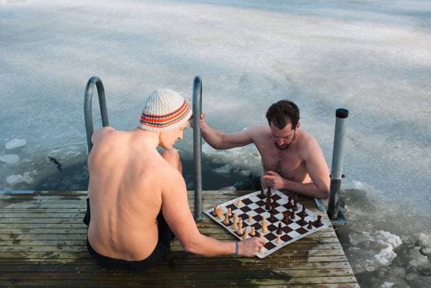 Creative Highlights Symbolbilder two men playing chess whilst cold water swimming in the Baltic Sea Stockholm, Stockholm County, Sweden CR_RABE230422-1168613-01 ,model released, Symbolfoto