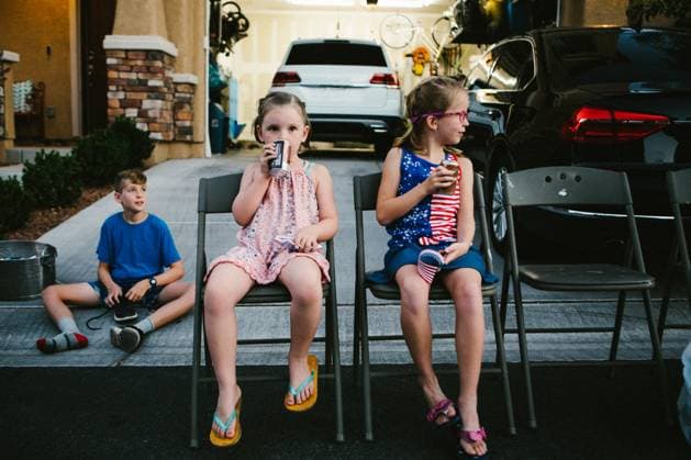 Creative Highlights Symbolbilder Girls and boy sitting in home driveway drinking soda in summer Las Vegas, Nevada, United States CR_WVNP230419-1170009-01 ,model released, Symbolfoto