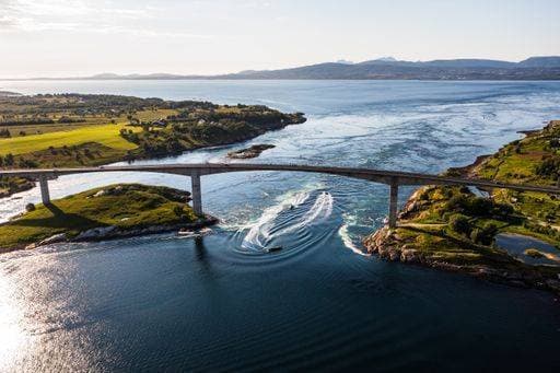 RECORD DATE NOT STATED Aerial drone view of a boat driving through the Salstraumen maelstrom, tidal current, in Bodo, Norway *** Aerial Drohne Ansicht des einer Boot fahrend durch der Salstraumen maelstrom, tidal current, ÊIn Bodo, Norwegen 2599396