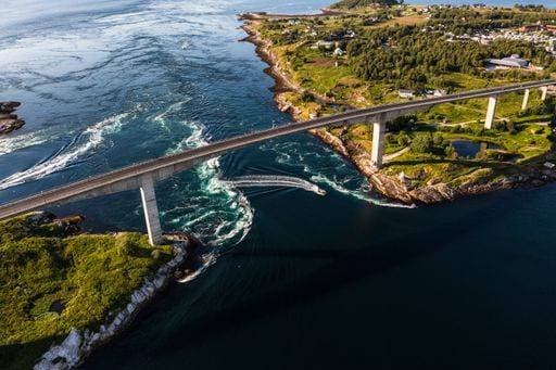 RECORD DATE NOT STATED Aerial view of a boat driving through the Salstraumen bridge and maelstrom, tidal current, in Bodo, Norway - high angle, drone shot *** Aerial Ansicht des einer Boot fahrend durch der Salstraumen Brücke und maelstrom, tidal current, ÊIn Bodo, Norwegen hohe angle, Drohne erschossen 2599405