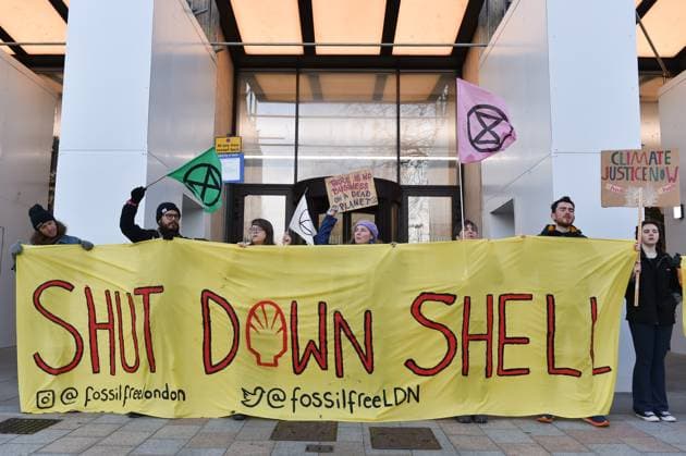 Bilder des Jahres 2023, News 04 April News Themen der Woche KW17 News Bilder des Tages April 24, 2023, London, England, United Kingdom: A group of eco-activists from Extinction Rebellion demonstrate outside Shell s headquarters on Belvedere Road. London United Kingdom - ZUMAk172 20230424_zip_k172_003 Copyright: xThomasxKrychx