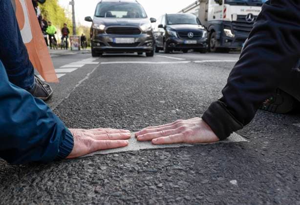News Themen der Woche KW17 Letzte Generation Berlin, 24.04.2023 - Aktivisten der Letzen Generation haben ihre Haende auf dem Boden der Danziger Strasse geklebt. Die Letzte Generation« hat wie angekuendigt mit Blockaden den Verkehr in Berlin behindert. *** Last Generation Berlin, 24 04 2023 Activists of the Last Generation have stuck their hands on the floor of Danziger Street The Last Generation as announced with blockades obstructed traffic in Berlin