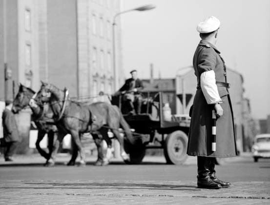 Verkehrspolizist regelt den Verkehr am Karl-Marx-Platz in Leipzig. Bei Strassen gleichen Ranges hat der von rechts Kommende Vorfahrt, jedoch galt bis Ende der 50er Jahre zusaetzlich die Regel, Maschinenkraft geht vor Muskelkraft. Vorfahrtsregel 1958 *** Traffic policeman regulates traffic on Karl Marx Platz in Leipzig On roads of the same rank, the person coming from the right has the right of way, but until the end of the 1950s the additional rule applied, machine power takes precedence over muscle power Right of way rule 1958