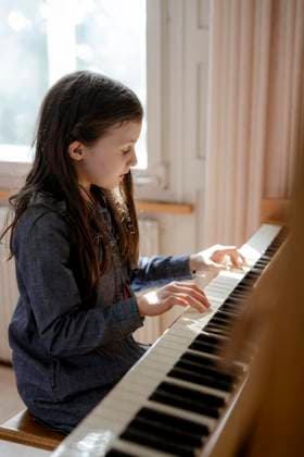 Creative Highlights Symbolbilder Mädchen, 8 Jahre, spielt Klavier *** Girls, 8 years, plays Piano Copyright: imageBROKER/MichaelaxBegsteiger ibxbeg09187876.jpg ,model released, Symbolfoto ,property released