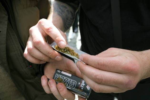 Berlin, Deutschland, DEU - Demonstration für Cannabis Legalisierung am Brandenburger Tor 20.04.2023, Berlin, Deutschland, DEU - Demonstration für Cannabis Legalisierung am Brandenburger Tor. Unter dem Motto: Entkriminalisierung sofort demonstrieren mehrere hundert Menschen fuer die Legalisierung von Marihuana und Haschisch. Detailaufnahme von einem Joint drehen. Berlin Berlin Deutschland *** Berlin, Germany, DEU Demonstration for Cannabis Legalization at Brandenburg Gate 20 04 2023, Berlin, Germany, DEU Demonstration for Cannabis Legalization at Brandenburg Gate Under the slogan decriminalization immediately several hundred people demonstrate for the legalization of marijuana and hashish Detail shot of a joint shoot Berlin Berlin Germany