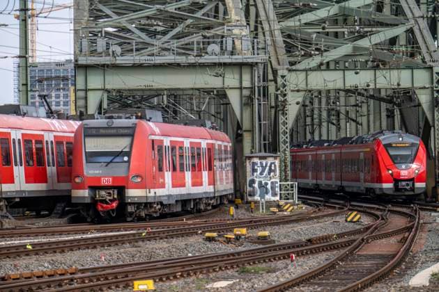S-Bahn und Regionalbahn Züge vor dem Hauptbahnhof von Köln, Hohenzollernbrücke, NRW, Deutschland, Bahnstrecke *** S train and regional train trains in front of Cologne main station, Hohenzollern bridge, NRW, Germany, railroad line