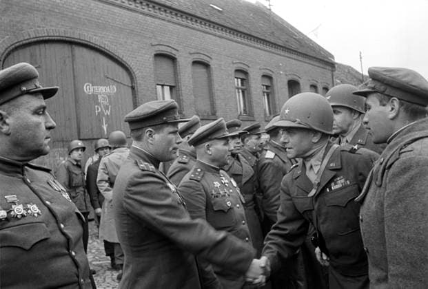 Elbe Day 5645771 25.04.1945 Soviet and American soldiers meet at the Elbe River, near Torgau in Germany. April 1945. Shagin Torgau Germany  Copyright: xShaginx