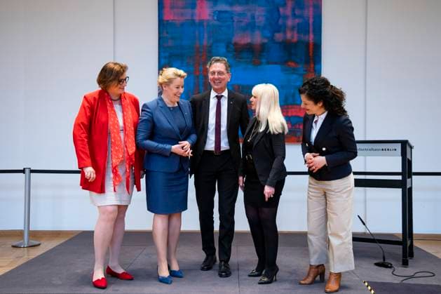 Vorstellung der neuen SPD Senatoren (L-R)Wissenschaft, Gesundheit, Pflege und Gleichstellung Ina Czyborra, Wirtschaft Franziska Giffey, Bauen, Wohnen und Stadtentwicklung Christian Gaebler, Innen- und Sportverwaltung Iris Spranger, Integration, Arbeit und Soziales Cansel Kiziltepe im Abgeordnetenhaus in Berlin am 24. April 2023. Vorstellung Senatoren SPD im Abgeordnetenhaus *** Presentation of the new SPD Senators L R Science, Health, Care and Equality Ina Czyborra, Economy Franziska Giffey, Construction, Housing and Urban Development Christian Gaebler, Interior and Sports Administration Iris Spranger, Integration, Labor and Social Affairs Cansel Kiziltepe in the House of Representatives in Berlin on 24 April 2023 Presentation Senators SPD