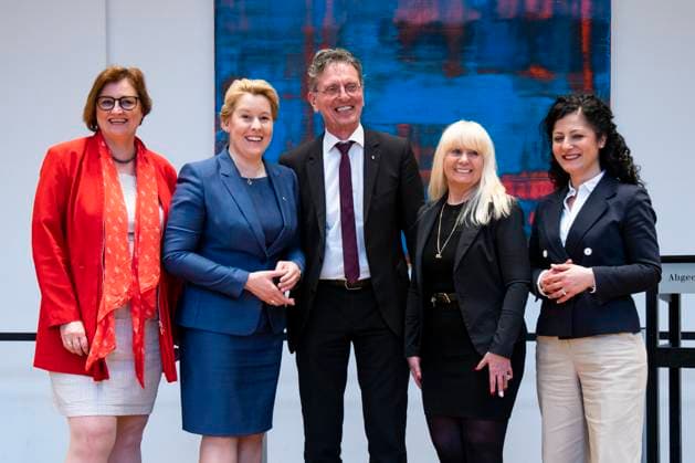 News Themen der Woche KW17 News Bilder des Tages Vorstellung der neuen SPD Senatoren (L-R)Wissenschaft, Gesundheit, Pflege und Gleichstellung Ina Czyborra, Wirtschaft Franziska Giffey, Bauen, Wohnen und Stadtentwicklung Christian Gaebler, Innen- und Sportverwaltung Iris Spranger, Integration, Arbeit und Soziales Cansel Kiziltepe im Abgeordnetenhaus in Berlin am 24. April 2023. Vorstellung Senatoren SPD im Abgeordnetenhaus *** Presentation of the new SPD Senators L R Science, Health, Care and Equality Ina Czyborra, Economy Franziska Giffey, Construction, Housing and Urban Development Christian Gaebler, Interior and Sports Administration Iris Spranger, Integration, Labor and Social Affairs Cansel Kiziltepe in the House of Representatives in Berlin on 24 April 2023 Presentation Senators SPD