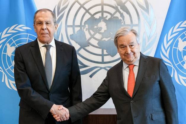 Bilder des Jahres 2023, News 04 April News Themen der Woche KW17 News Bilder des Tages UNITED STATES, NEW YORK CITY - APRIL 24, 2023: Russia s Foreign Minister Sergei Lavrov (L) shakes hands with United Nations Secretary General Antonio Guterres during a meeting at the UN headquarters. Russian Foreign Ministry TASS  58639772