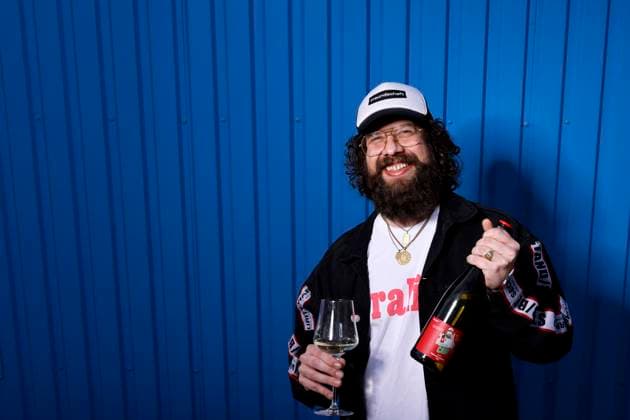 Rapper und Podcaster Curly vom Wein-Podcast Terroir & Adiletten bei der Wahl zu den Goldenen Bloggern 2023 im Rudas Club. Düsseldorf, 24.04.2023 NRW Deutschland Copyright: xChristophxHardtx
