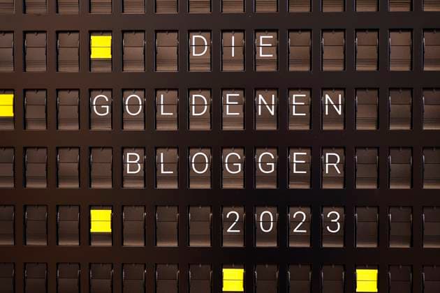 Das Logo von Die Goldenen Blogger 2023 auf einer Anzeigetafel bei der Wahl zu den Goldenen Bloggern 2023 im Rudas Club (Themenbild, Symbolbild). Düsseldorf, 24.04.2023 NRW Deutschland Copyright: xChristophxHardtx