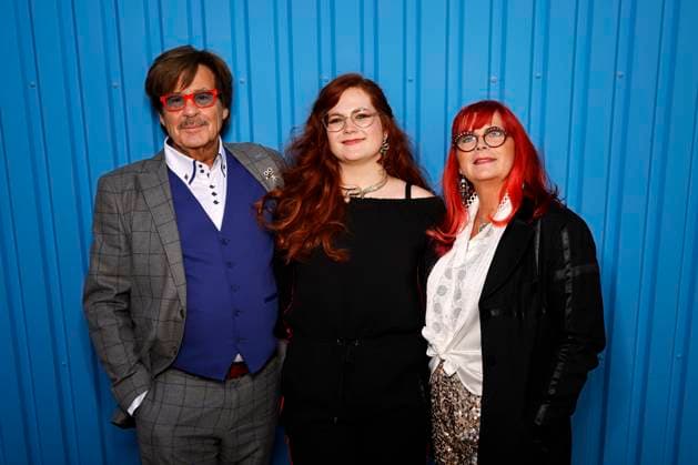 Fernsehmoderator Jörg Draeger (Geh aufs Ganze) mit Tochter Cinzia-Paulina Draeger und Ehefrau Petra Draeger (r.) bei der Wahl zu den Goldenen Bloggern 2023 im Rudas Club. Düsseldorf, 24.04.2023 NRW Deutschland Copyright: xChristophxHardtx