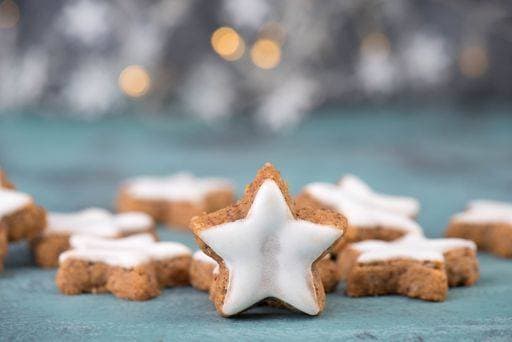 RECORD DATE NOT STATED Cinnamon stars, traditional german christmas bakery, gingerbread with white sugar glaze, empty copy space for text *** Zimt stars, traditionelle Deutsche Weihnachten bakery, Lebkuchen mit weiß Zucker glaze, leer Kopie Weltraum für Textes 2732132