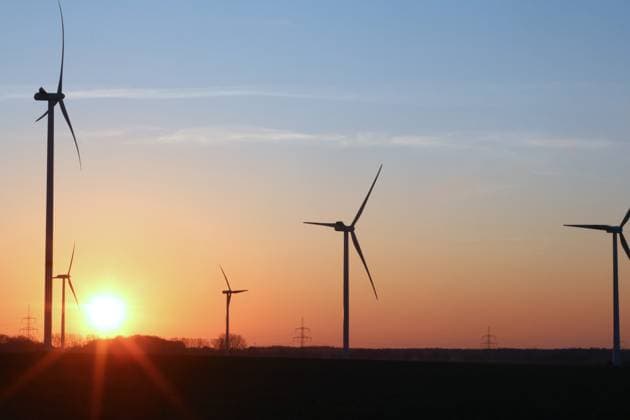 Blick am Sonnabend (22.04.2023) auf den Windpark unweit von Miltzow (Landkreis Vorpommern Rügen) im Sonnenaufgang. Nach einem Gesetz der Bunderegierung das am 01. Februar 2023 in Kraft getreten ist müssen künftig alle Bundeländer einen Teil ihrer Landesfläche für den Bau von Windkraftanlagen zur Verfügung stellen. Im Zuge dessen hat das Land MV kürzlich seinen Planungserlass Wind-an-Land vorgestellt. Dieser regelt künftig die Ausweisung von Flächen für den Windenergieausbau an Land in Mecklenburg-Vorpommern. Dazu hat er das Ziel, die klimaneutrale und krisensichere Energieversorgung im Nordosten sicherzustellen. *** View on Saturday 22 04 2023 on the wind farm not far from Miltzow County Vorpommern Rügen in the sunrise According