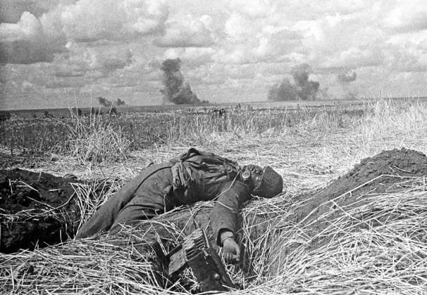 WWII BATTLE DEAD SOLDIER TRENCH 1072 05.07.1943 A Soviet soldier killed on the Kursk Bulge. Alexander Kapustyanskiy Sputnik Kursk region Russia  Copyright: xAlexanderxKapustyanskiyx