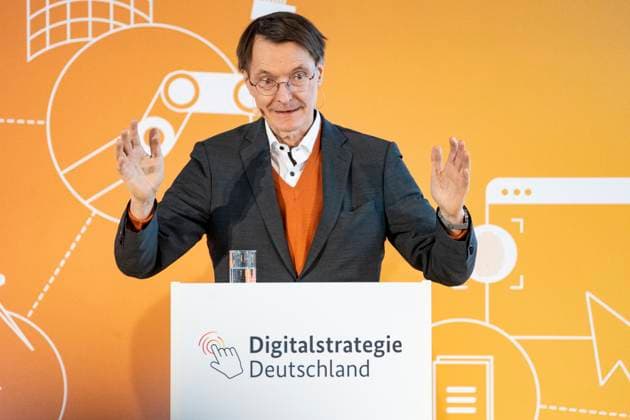 News Themen der Woche KW17 News Bilder des Tages Bundesminister für Verkehr und digitale Infrastruktur und Bundesminister für Gesundheit informieren zu Digitalprojekten der Bundesregierung Karl Lauterbach, Bundesgesundheitsminister;Bundesminister für Verkehr und digitale Infrastruktur und Bundesminister für Gesundheit informieren zu Digitalprojekten der Bundesregierung Karl Lauterbach, Bundesgesundheitsminister, Berlin Berlin Deutschland Auditorium Friedrichstraße, Qua *** Federal Minister of Transport and Digital Infrastructure and Federal Minister of Health inform about digital projects of the Federal Government Karl Lauterbach, Federal Minister of Transport and Digital Infrastructure and Federal Minister of Health inform about digital projects of the Federal Government Kar