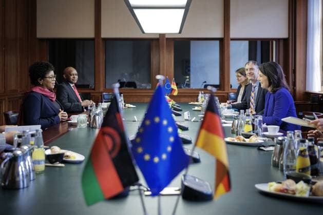 News Themen der Woche KW17 News Bilder des Tages (R-L) Annalena Baerbock, Bundesaussenministerin, trifft Nancy Tembo, Aussenministerin von Malawi, zum gemeinsamen Gespraech im Auswaertigen Amt. Berlin, 25.04.2023. Berlin Deutschland *** R L Annalena Baerbock, German Foreign Minister, meets Nancy Tembo, Foreign Minister of Malawi, for joint talks at the Foreign Office Berlin, 25 04 2023 Berlin Germany Copyright: xJaninexSchmitz photothek.dex