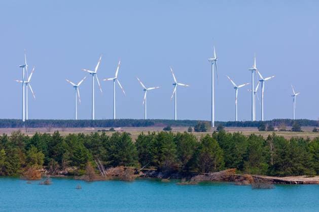 Cottbuser Ostsee DEU Deutschland Brandenburg Cottbus Schlichow, 22.04.2023, Flutung Cottbuser Ostsee, Blick ueber die zukuenftige Seefläche bei Schlichow mit Windrädern am Horizont Flutung des ehemaligen Braunkohletagebaus Cottbus-Nord zum Cottbuser Ostsee , am Horizont das Braunkohlekraftwerk Jaenschwalde. *** Cottbuser Ostsee DEU Germany Brandenburg Cottbus Schlichow, 22 04 2023, flooding Cottbuser Ostsee, view over the future lake area near Schlichow with wind turbines on the horizon flooding of the former open cast lignite mine Cottbus Nord to Cottbuser Ostsee , on the horizon the lignite power plant Jaenschwalde AF_CB_Ostsee_68150