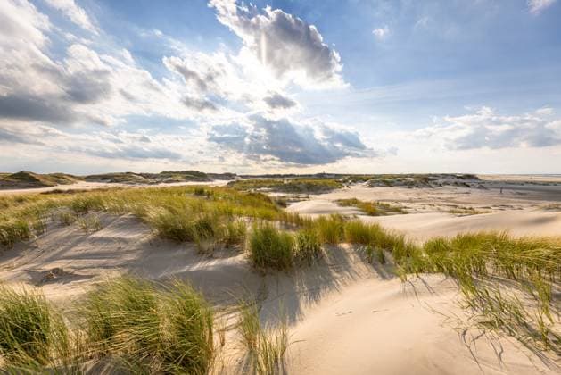 Norderney. 30 SEP 2022. Blauer Himmel und weiße Wolkenformation über den Dünen am Ostende von Norderney. OSTFRIESLAND. Ostfriesische Inseln. *** Norderney 30 SEP 2022 Blue sky and white cloud formation over the dunes at the east end of Norderney EAST Frisia East Frisian Islands Copyright: JanisMEYER Priller&MAUG JMY0L4523X