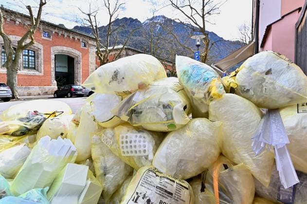 Recycling. Ordentlich verpackt in gelbe Säcke, wartet der gesammelte Plastikmüll auf seine Wiederverwertung. Bad Reichenhall Bayern Deutschland *** Recycling Neatly packed in yellow bags, the collected plastic waste waits to be recycled Bad Reichenhall Bavaria Germany Copyright: xRolfxPossx