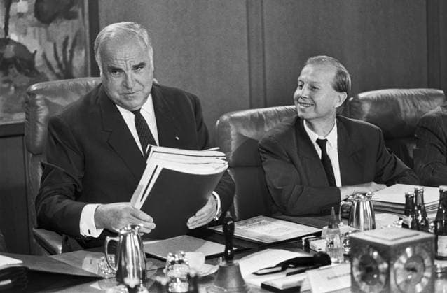 Deutschland, Bonn, 27.08.1992 Archiv.: 36-09-26 Sitzung des Bundeskabinetts Foto: Bundeskanzler Helmut Kohl und Kanzleramtsminister Friedrich Bohl Sitzung des Bundeskabinetts *** Germany, Bonn, 27 08 1992 Archive 36 09 26 Meeting of the Federal Cabinet Photo of Chancellor Helmut Kohl and Chancellery Minister Friedrich Bohl Meeting of the Federal Cabinet
