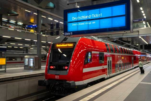 Anzeige Deutschland-Ticket am Hauptbahnhof in Berlin kurz vor der Einführung zum 01. Mai 2023 geplanten Einführung;Anzeige Deutschland-Ticket am Hauptbahnhof in Berlin kurz vor der Einführung zum 01. Mai 2023 geplanten Einführung, Berlin Berlin Deutschland Hauptbahnhof