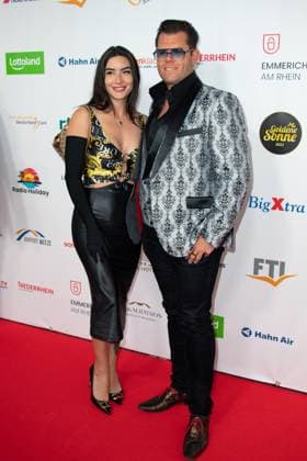 Dennis SCHICK, TV Darsteller, mit Freundin Liliana, Roter Teppich, Red Carpet Show, Ankunft, arrival, Die Goldene Sonne 2023, am 22.04.2023 im Wunderland Kalkar,