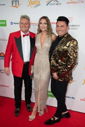 Matthias MANGIAPANE und Hubert FELLA, TV Darsteller, mit Natascha Jasmin BELL, TV Darstellerin, Roter Teppich, Red Carpet Show, Ankunft, arrival, Die Goldene Sonne 2023, am 22.04.2023 im Wunderland Kalkar,
