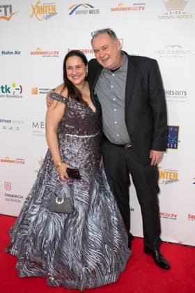 Walter Waldi LEHNERTZ, TV Darsteller, Antiquitaetenhaendler, und Sonja BURGHAUSEN Roter Teppich, Red Carpet Show, Ankunft, arrival, Die Goldene Sonne 2023, am 22.04.2023 im Wunderland Kalkar,