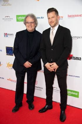 v.l. Holm DRESSLER, Regisseur, Kristijan SCHELLINGER, Geschaeftsfuehrer sonnenklar.tv, Roter Teppich, Red Carpet Show, Ankunft, arrival, Die Goldene Sonne 2023, am 22.04.2023 im Wunderland Kalkar,