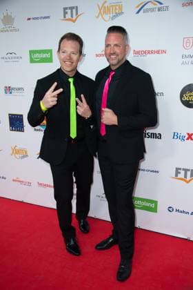 Thomas Tom REESE und Andreas Andi ROBITZKY, Saenger, Gesangsduo Neon, Roter Teppich, Red Carpet Show, Ankunft, arrival, Die Goldene Sonne 2023, am 22.04.2023 im Wunderland Kalkar,