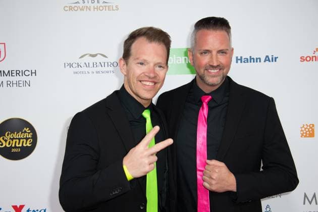 Thomas Tom REESE und Andreas Andi ROBITZKY, Saenger, Gesangsduo Neon, Roter Teppich, Red Carpet Show, Ankunft, arrival, Die Goldene Sonne 2023, am 22.04.2023 im Wunderland Kalkar,