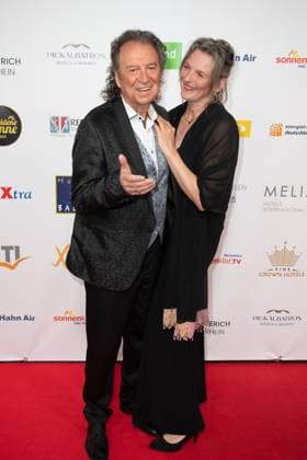 Chris ANDREWS, Saenger und Ehefrau Alexandra, Roter Teppich, Red Carpet Show, Ankunft, arrival, Die Goldene Sonne 2023, am 22.04.2023 im Wunderland Kalkar,