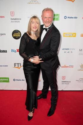 Frank NEUENFELS, Saenger, und Sarah BACKHAUS, Roter Teppich, Red Carpet Show, Ankunft, arrival, Die Goldene Sonne 2023, am 22.04.2023 im Wunderland Kalkar,