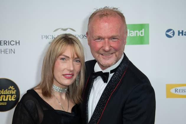 Frank NEUENFELS, Saenger, und Sarah BACKHAUS, Roter Teppich, Red Carpet Show, Ankunft, arrival, Die Goldene Sonne 2023, am 22.04.2023 im Wunderland Kalkar,