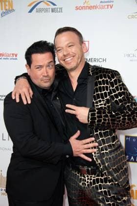 v.l. Sam EISENSTEIN, Schauspieler, Christian EHRLICH Roter Teppich, Red Carpet Show, Ankunft, arrival, Die Goldene Sonne 2023, am 22.04.2023 im Wunderland Kalkar,