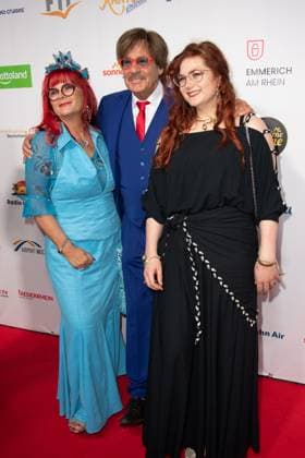 Joerg DRAEGER, Moderator, mit Ehefrau Petra und Tochter Cincia Paulina, Roter Teppich, Red Carpet Show, Ankunft, arrival, Die Goldene Sonne 2023, am 22.04.2023 im Wunderland Kalkar,