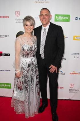 Linda FELLER, Saengerin, und Ehemann Andreas SCHMIDT, Roter Teppich, Red Carpet Show, Ankunft, arrival, Die Goldene Sonne 2023, am 22.04.2023 im Wunderland Kalkar,