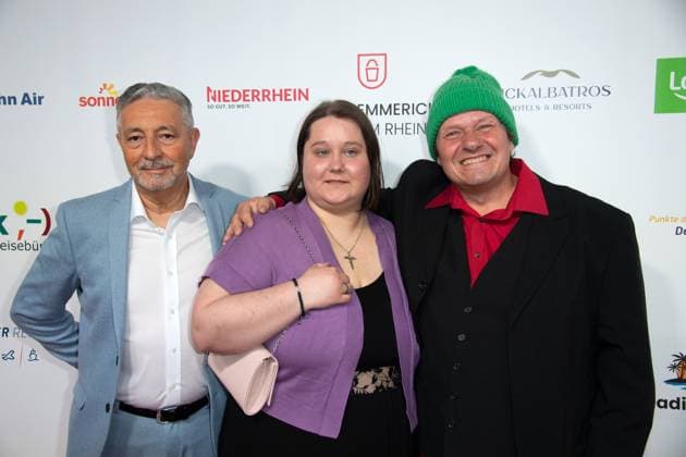 von links: Ricky FERNANDES, Manager, Manfred Manni LUDOLF, Schrotthaendler, mit Ehefrau Iris, Roter Teppich, Red Carpet Show, Ankunft, arrival, Die Goldene Sonne 2023, am 22.04.2023 im Wunderland Kalkar,