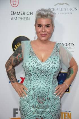 Mona BURUNCUK, Moderatorin, Roter Teppich, Red Carpet Show, Ankunft, arrival, Die Goldene Sonne 2023, am 22.04.2023 im Wunderland Kalkar,