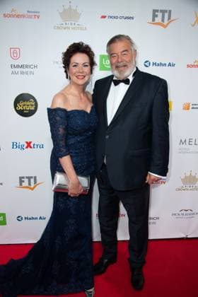 Harry WIJNVOORD, Moderator, mit Ehefrau Iris, Roter Teppich, Red Carpet Show, Ankunft, arrival, Die Goldene Sonne 2023, am 22.04.2023 im Wunderland Kalkar,