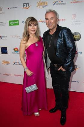 Deborah SASSON, Saengerin, Musical-Star, Uwe KROEGER, Kröger, Saenger, Musical-Star Roter Teppich, Red Carpet Show, Ankunft, arrival, Die Goldene Sonne 2023, am 22.04.2023 im Wunderland Kalkar,