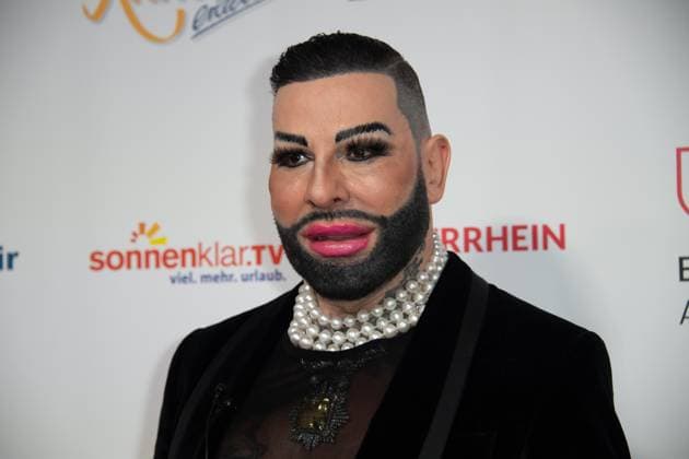 Harald GLOEOECKLER, Glööckler, Modedesigner, Roter Teppich, Red Carpet Show, Ankunft, arrival, Die Goldene Sonne 2023, am 22.04.2023 im Wunderland Kalkar,