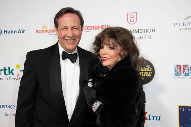 von links: Schauspielerin Dame Joan COLLINS, mit Ehemann Percy GIBSON, Roter Teppich, Red Carpet Show, Ankunft, arrival, Die Goldene Sonne 2023, am 22.04.2023 im Wunderland Kalkar,
