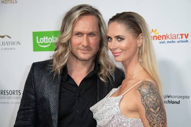 Nico SCHWANZ, Model, mit Begleiterin Evelina, Roter Teppich, Red Carpet Show, Ankunft, arrival, Die Goldene Sonne 2023, am 22.04.2023 im Wunderland Kalkar,